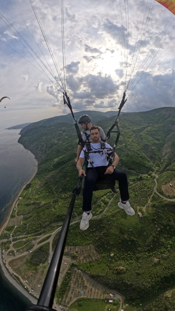 Yamaç paraşütü uçuşu, Uçmakdere'de muhteşem doğa manzarasıyla adrenalin dolu deneyim.