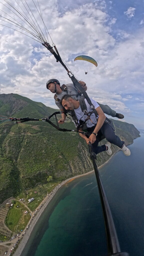 Yamaç paraşütü ile Uçmakdere'de muhteşem deniz ve doğa manzarası eşliğinde özgürlük den.