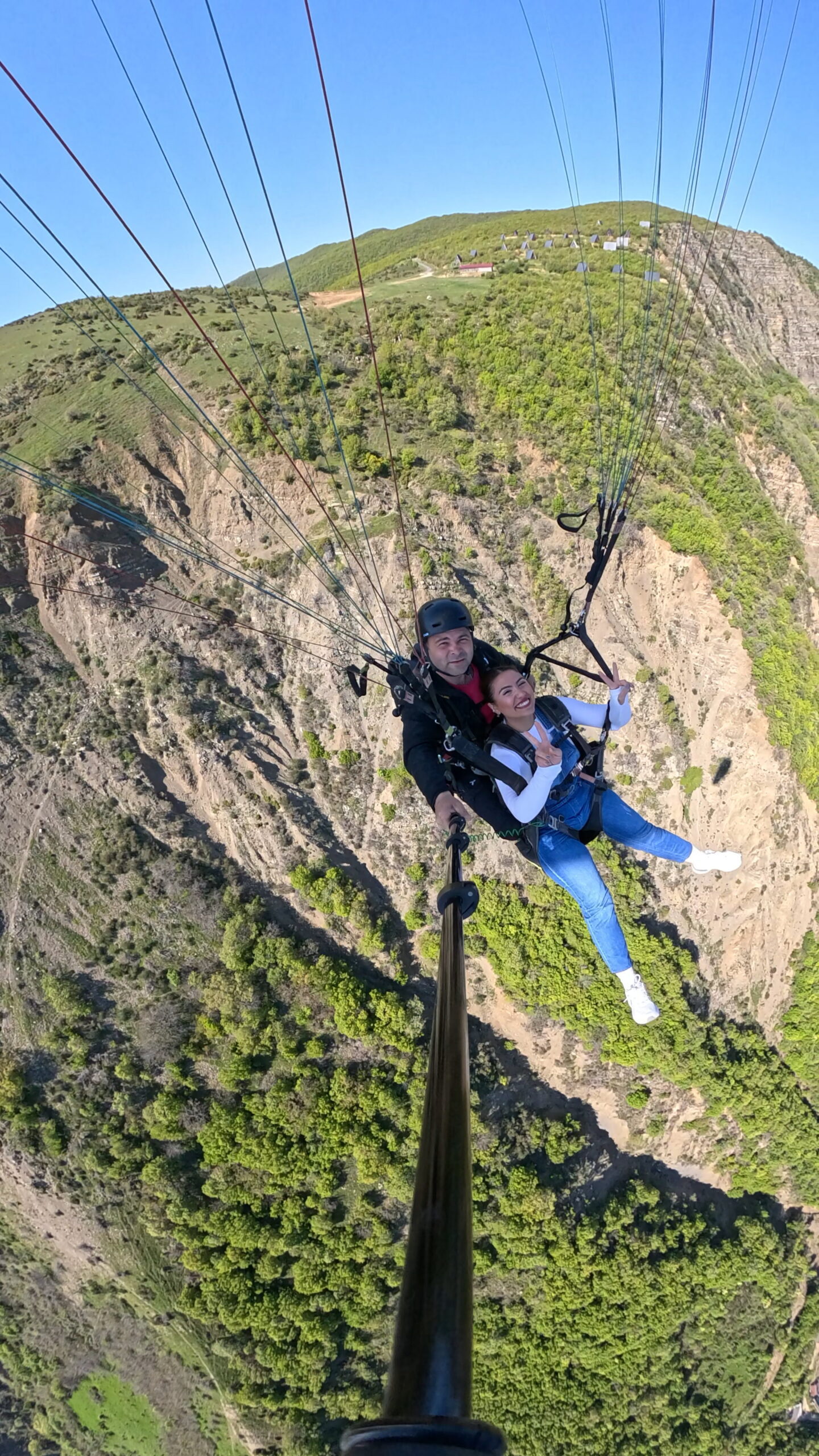 Yamaç paraşütü ile Uçmakdere'de muhteşem doğa manzarası ve adrenalin dolu deneyim.