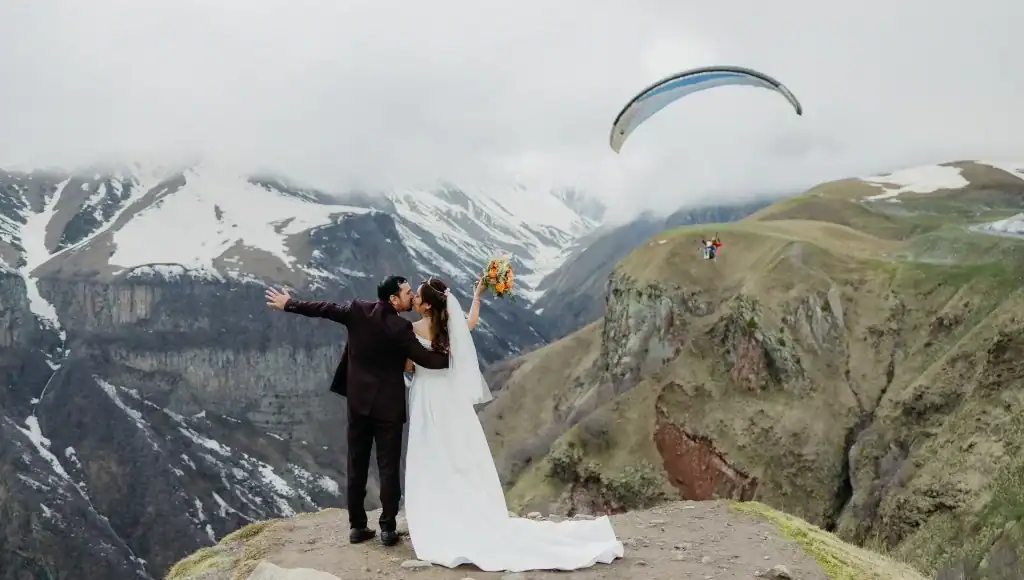 Yamaç paraşütü ile uçuş ve düğün fotoğrafı, Uçmakdere'de muhteşem doğa manzarası eşliğinde.