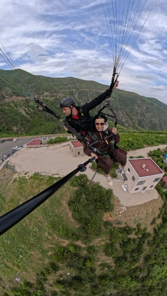 Yamaç paraşütü ile Uçmakdere'de muhteşem manzaralar ve adrenalin dolu anlar. Güvenli ve unutulmaz bi.