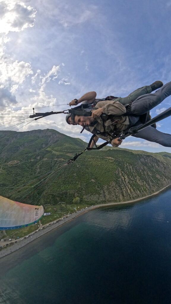 Yamaç paraşütü ile Uçmakdere'de muhteşem doğa ve deniz manzarası. Adrenalin dolu uçuş deneyimi ve eş.