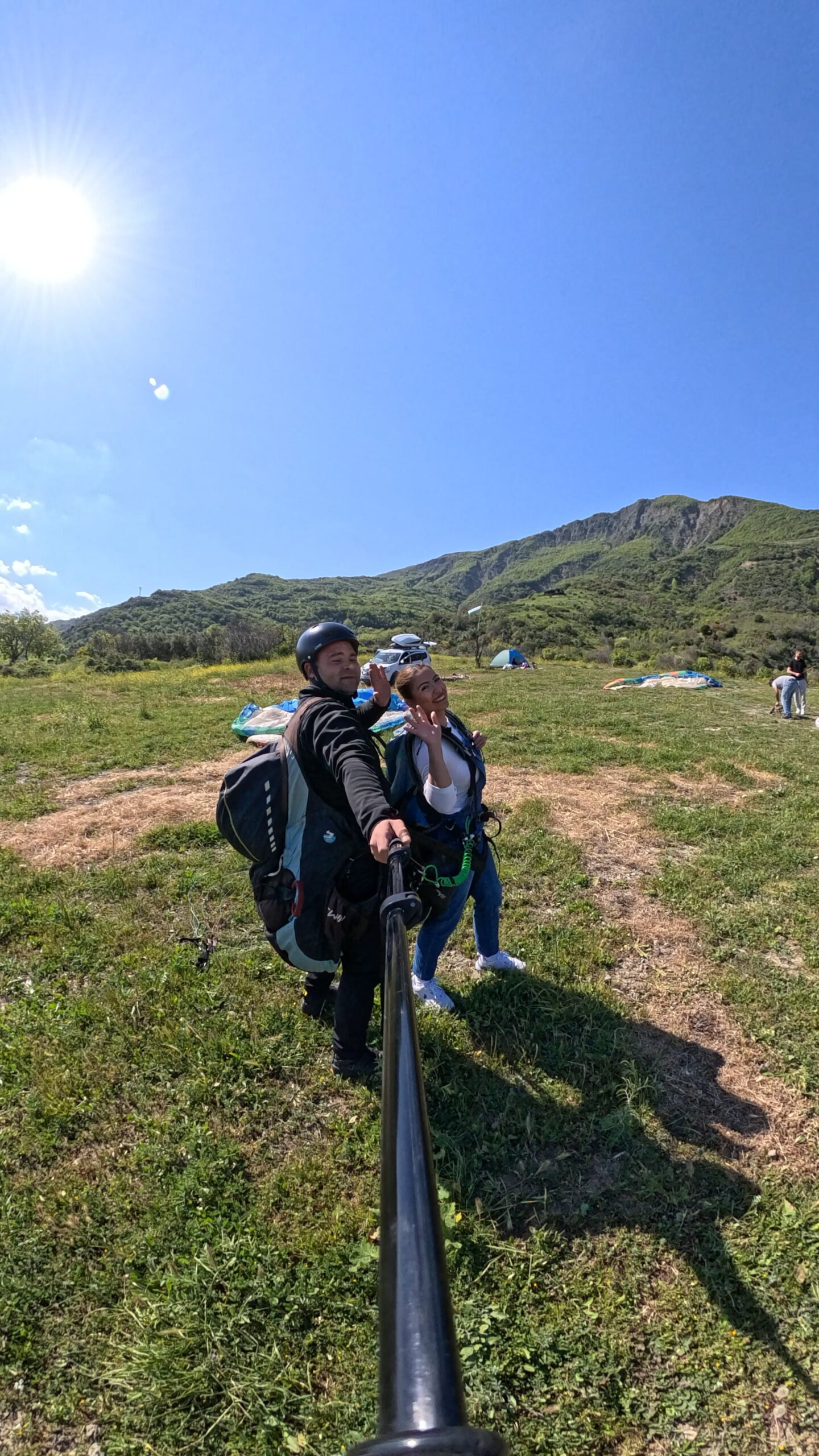 Yamaç paraşütü yapan kişiler, Uçmakdere'de doğa ve deniz manzarası eşliğinde uçuş deneyi.
